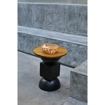 Dizajn strani stola u skandinavskom stilu, jednostavan retro-srednjovjekovni stolić, kreativni dizajn, dnevni boravak, genetika stan, minimalistički