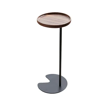 Okrugli stol s crnim metalnim nogama u skandinavskom stilu, moderan minimalistički stoliću za malom dnevnom boravku, эстетичная namještaj od drveta Muebles